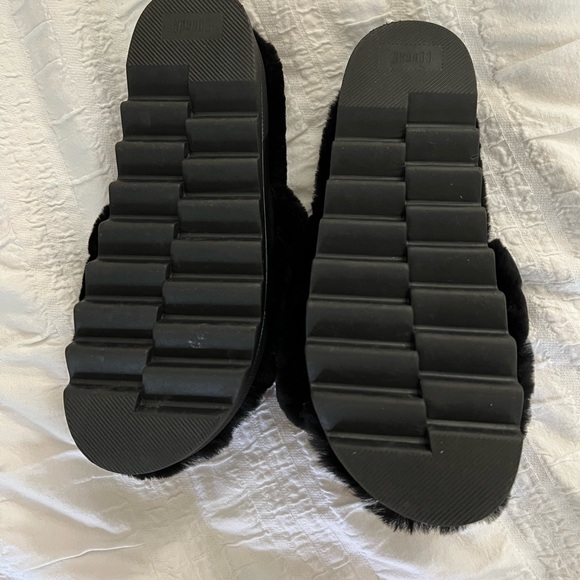 Size 8 cougar Posy Lambswool sandals - Picture 2 of 3